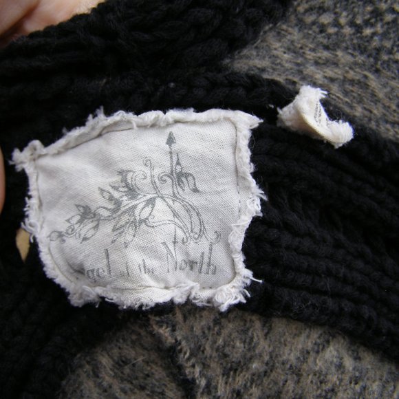 Fabulous ANGEL OF THE NORTH sweater Poncho OS - Picture 9 of 12